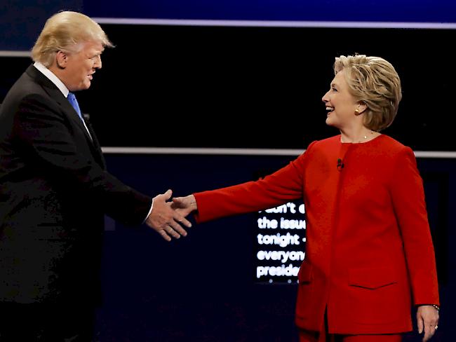 Donald Trump und Hillary Clinton geben sich während der TV-Debatte die Hand.