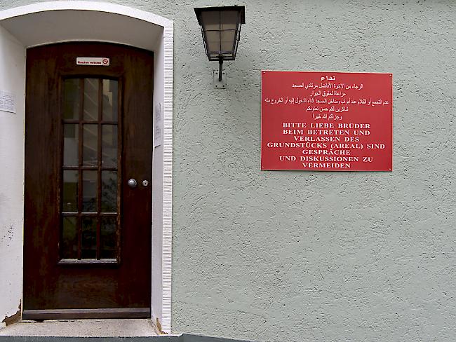 Ein Eingang zum Haus, in dem die Moschee der Islamischen König-Faysal-Stiftung untergebracht ist, an der Friedensgasse in Basel. (Archiv)