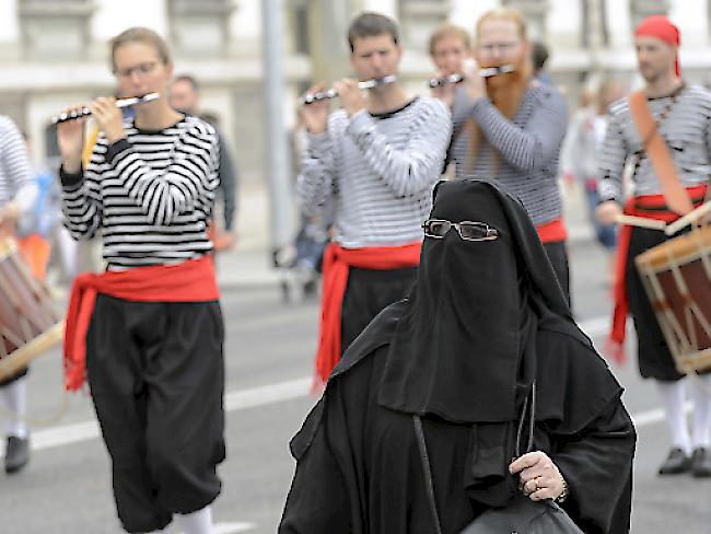 Verschleierte Frau in Genf: Der Nationalrat will solche Szenen auf Schweizer Strassen künftig verbieten.(Symbolbild)
