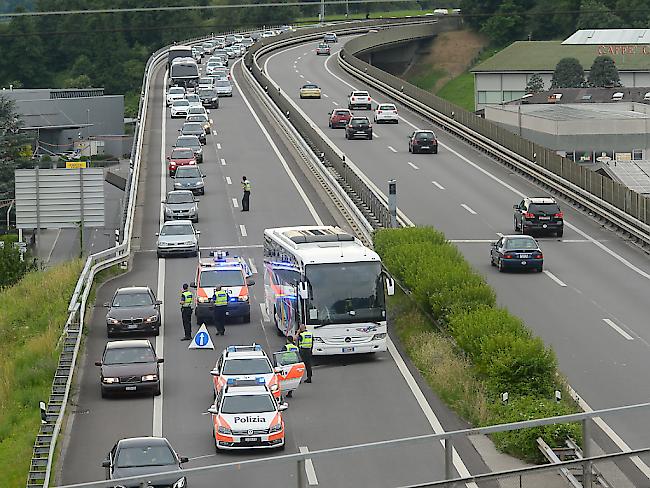 Der Reise- und Pendlerverkehr auf der Autobahn A2 bei Balerna TI ist in der Regel dicht - die "Radarfalle" hat dort nun viele Verstösse registriert.