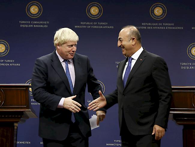 Boris Johnson (l) und sein türkischer Kollege Mevlüt Cavusoglu