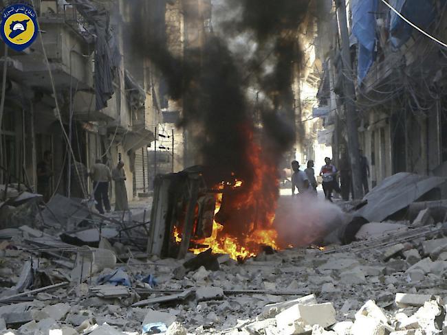 Nach einem Luftangriff der syrischen Armee liegt ein weiterer Strassenzug Aleppos in Trümmern.