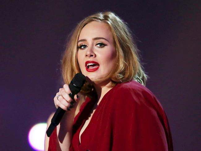 Adele hat erneut einen Rekord gebrochen: Ihr letztes Album "25" wurde  in den USA über zehn Millionen Mal verkauft. Das Vorgängeralbum "21" hat es dort inzwischen auf 14 Millionen Scheiben gebracht.