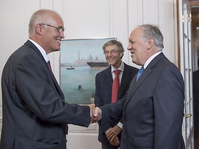 Bundespräsident Schneider-Ammann (r.) empfängt den Ernährungsforscher Johan Auwerx (l.) in Bern, um ihm für die Auszeichnung mit dem Prix Marcel Benoist zu gratulieren.