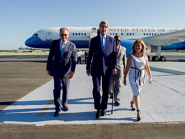 Jeffrey DeLaurentis (links), hier mit US-Aussenminister John Kerry, soll neuer Botschafter der USA in Kuba werden. Der Senat muss die Nomination aber noch bestätigen. (Archivbild)