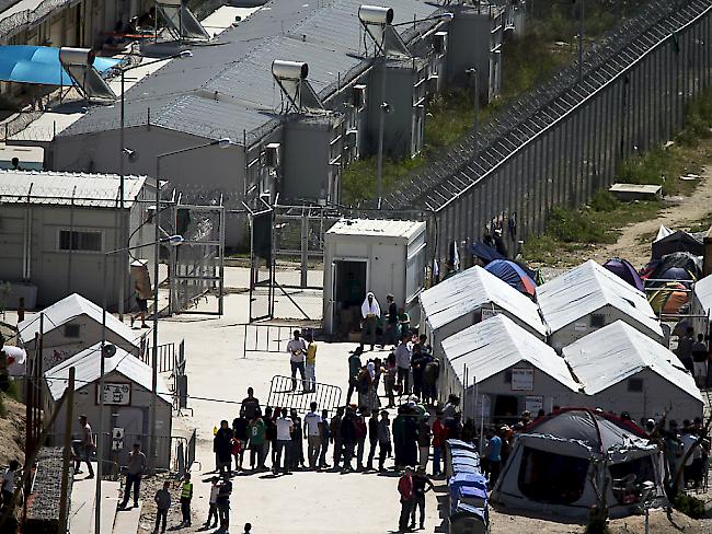 Flüchtlinge aus überfüllten Camps wie hier auf der Insel Lesbos sollen nach dem Willen der griechischen Regierung in bewachte Lager auf dem griechischen Festland gebracht werden. (Archivbild)