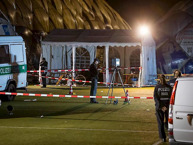 Polizisten beim Flüchtlingsheim, in dem ein 29-Jähriger von Polizisten erschossen wurde, nachdem er einen bereits festgenommenen Asylbewerber mit einem Messer angegriffen hatte.