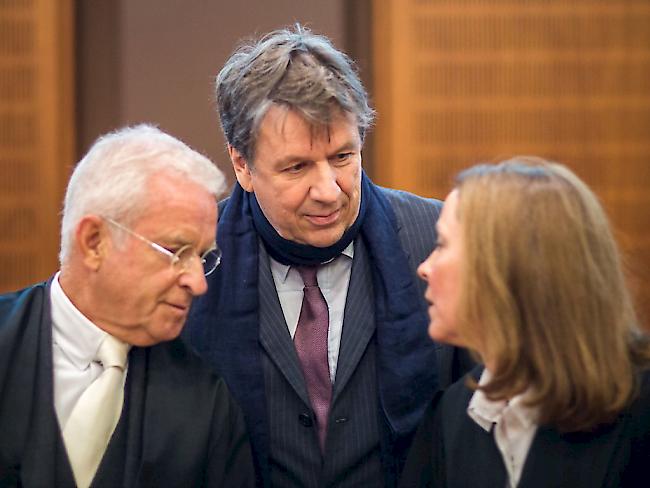 Kachelmann zwischen seinen beiden Anwälten: Er habe das Vertrauen in die Justiz zurückgewonnen, sagte der Schweizer nach der Verkündung des Urteils.