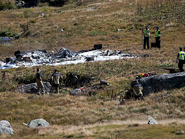 Rettungskräfte bei den Trümmern des verunglückten Militärhelikopters auf dem Gotthardpass.