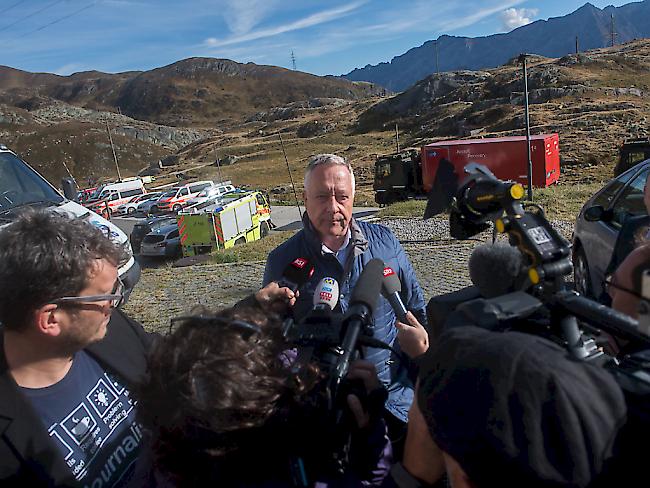 Armeechef André Blattmann an der Absturzstelle beim Gotthard-Hospiz: Der Helikopter hat ein Stromkabel touchiert. Ob das die alleinige Unfallursache ist, bleibt unklar.