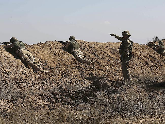 US-amerikanische und irakische Soldaten beim Schiesstraining. Die meisten US-Soldaten sind als Berater im Irak. (Archiv)