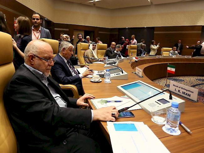 Zähe Verhandlungen: Die Vertreter der Opec-Staaten an ihrem inoffiziellen Treffen in Algiers.