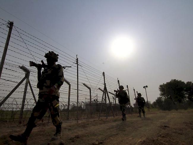 Indische Grenzsoldaten an der "Line of Control", die den indischen vom pakistanischen Teil Kaschmirs abtrennt. (Archiv)