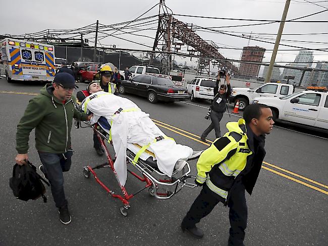 Verletzte werden vom Bahnhof Hoboken gegenüber Manhattan ins Spital gebracht.