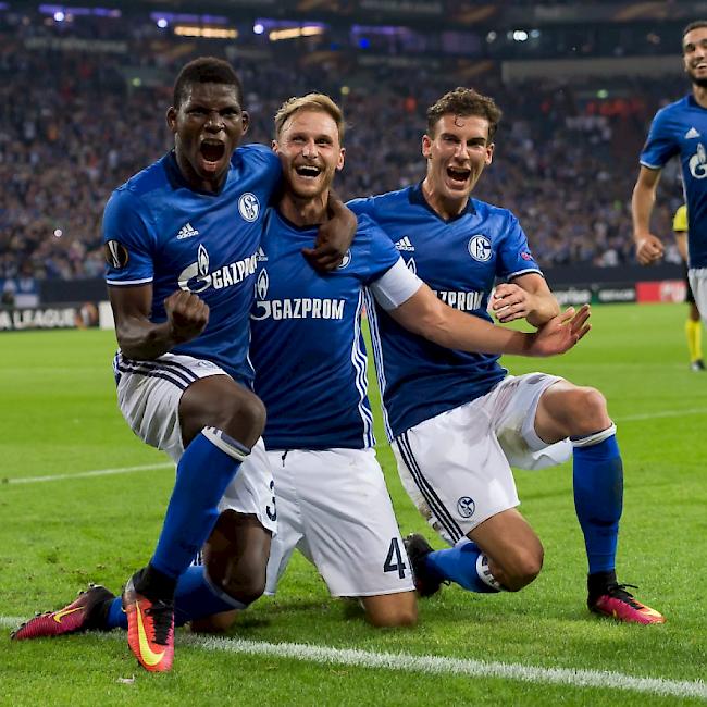 Breel Embolo (links) freut sich mit seinen Teamkollegen über den 3:1-Heimsieg von Schalke gegen Salzburg