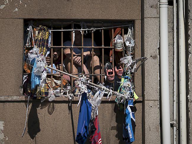 Nach einem Aufstand in einem Gefängnis nördlich der Metropole Sao Paulo sind mindestens 200 Häftlinge geflohen. Brasilien ist eines der Länder mit der höchsten Zahl von Gefängnisinsassen weltweit. Die Haftanstalten sind meist überfüllt. (Archiv 2015)