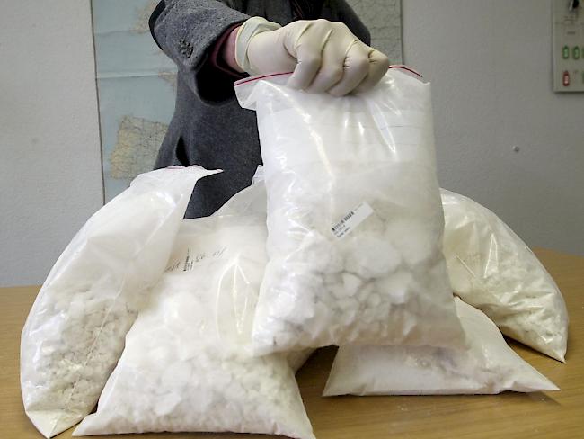 Ein Mitglied der Kantonspolizei Bern präsentiert neun Kilo Kokain. In den Räumlichkeiten der RUAG wurden 38 Kilo sichergestellt, mit einem Verkaufswert von 15 Millionen Franken. (Symbolbild/Archiv)