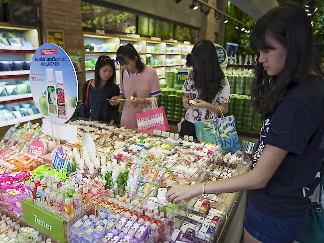 Chinas Regierung will die Chinesinnen dazu bringen, Schminke und Pflegeprodukte im In- statt im Ausland einzukaufen. Deshalb senkt sie die Konsumsteuer auf Kosmetikprodukte. (Symbolbild)