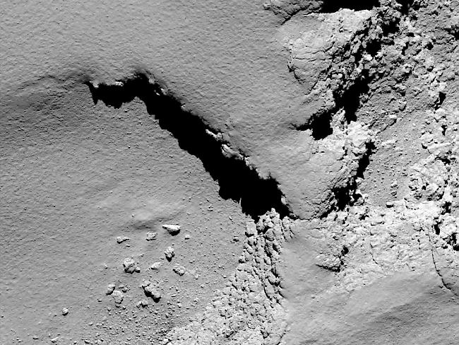 Ein ESA-Bild des Kometen Tschurjumov-Gerasimenko von Rosetta aus knapp 6000 Meter Höhe aufgenommen.