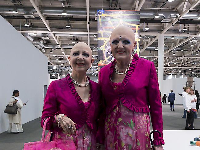 Eva und Adele - hier im Juni auf der Art Basel - stellen derzeit im Pariser Museum für moderne Kunst aus. (Archivbild)