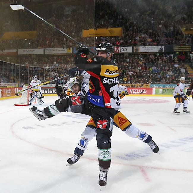 Spektakel in Berns Eishockeytempel: Berns Tristan Scherwey (vorne) im Kampf mit Zugs Dominik Schlumpf