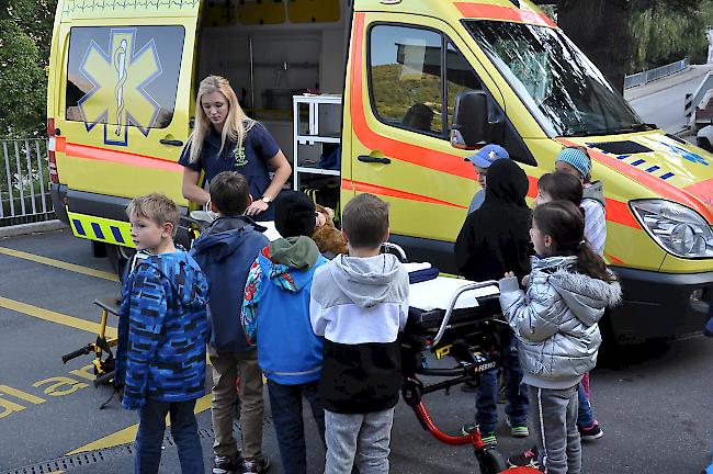 Das Ambulanzauto einmal von nahem betrachten: Für die Kinder ein Highlight. 