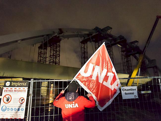 Weil sie Lohndumping bei slowenischen Arbeitern vermutetet hatte, stoppte die Gewerkschaft Unia im Februar die Bauarbeiten an der Bahnbrücke in Massongex (Archivbild). 