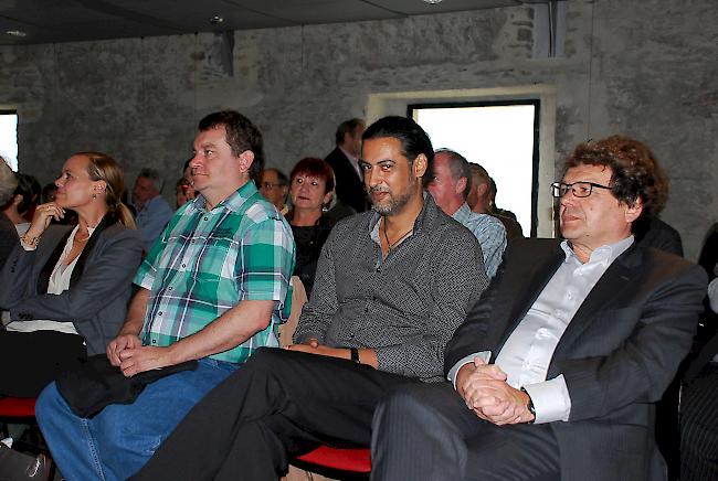 Abbas Khider im Kreise der Jurymitglieder, rechts Präsident Thomas Geiger.  