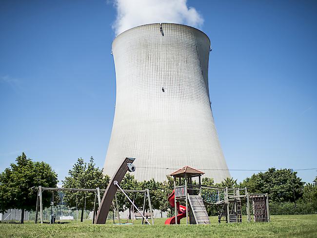 Mehrere AKW-Betreiber wehren sich mit einer Beschwerde gegen höhere Zahlungen in den Stilllegungs- und Entsorgungsfonds. Im Bild der Kühlturm des Atomkraftwerks Leibstadt. (Archiv)