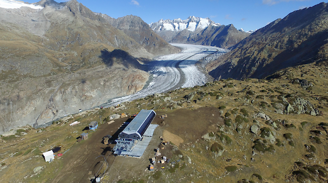 Bergstation der Gletscherbahn Moosfluh mit dem Aletschgletscher im Hintergrund: Unter dem Betonfundament ist aufgrund geologischer Senkungen ein Hohlraum gebildet. 
