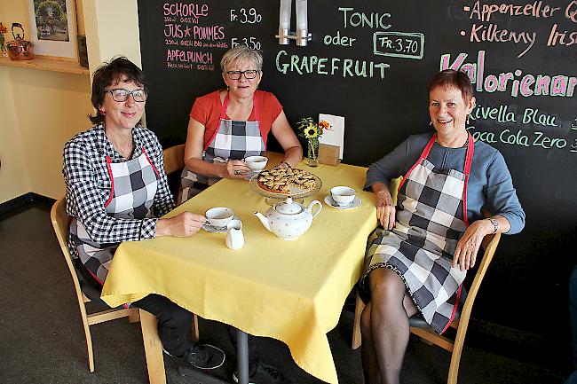Sue Zimmermann, Stella Stoffel und Penny Kulla (von links) eröffneten in Visperterminen ein Bistro mit britischen Spezialitäten.