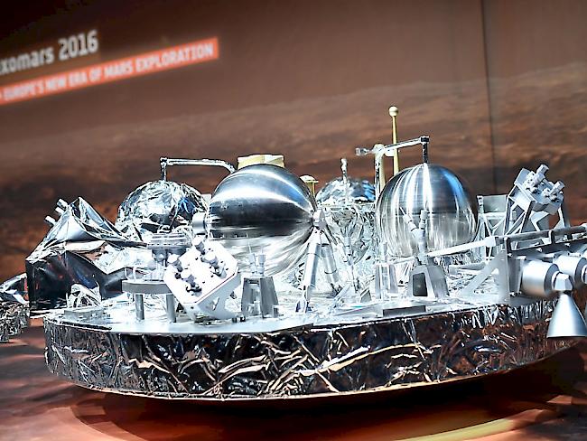 Ein Modell der  Raumsonde Schiaparelli bei der ESA . Die Sonde ist auf dem Mars gelandet, sendet aber keine Signale aus.