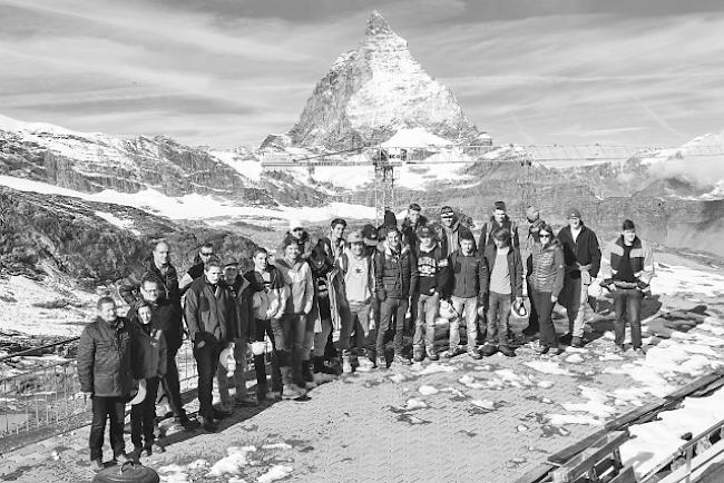 Hoch hinaus. Die Lernenden der Ulrich Imboden AG mit ihren Ausbildnern und der Geschäftsleitung auf der Hochgebirgsbaustelle Trockener Steg – Klein Matterhorn. 