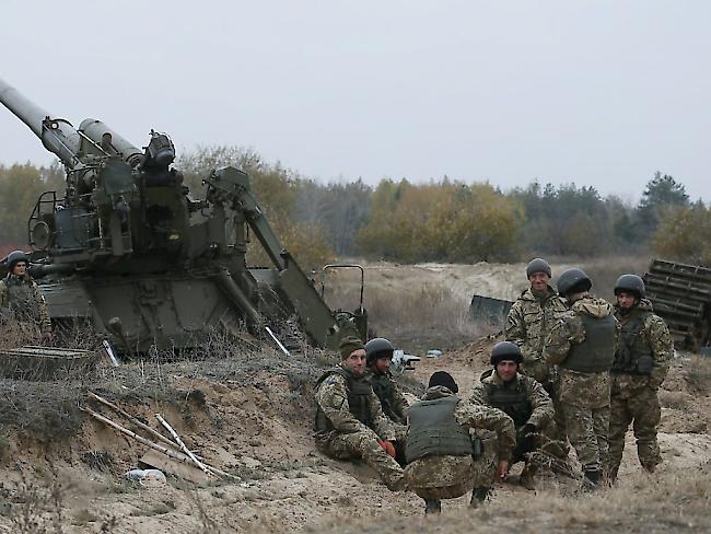 Ukrainische Soldaten an der Front im eigenen Land: Die pro-russischen Separatisten stehen ihnen teilweise im Abstand von 50 Metern entgegen.