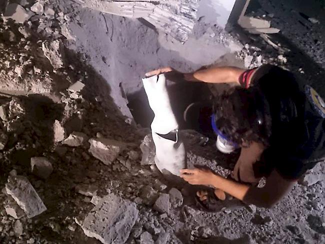 Dieses Bild des syrischen Zivilschutzes aus Idlib soll einen Chlorgasbehälter nach dem Abwurf aus einem Helikopter zeigen. (Archivbild)