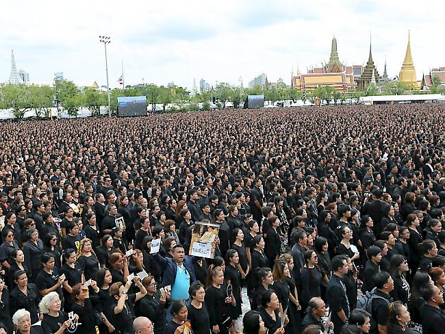 Zehntausende Trauernde auf dem Sanam-Luang-Platz