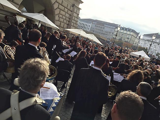 Musiker des Luzerner Sinfonieorchesters beim Flashmob-Konzert am Samstag am Fusse in Luzern.