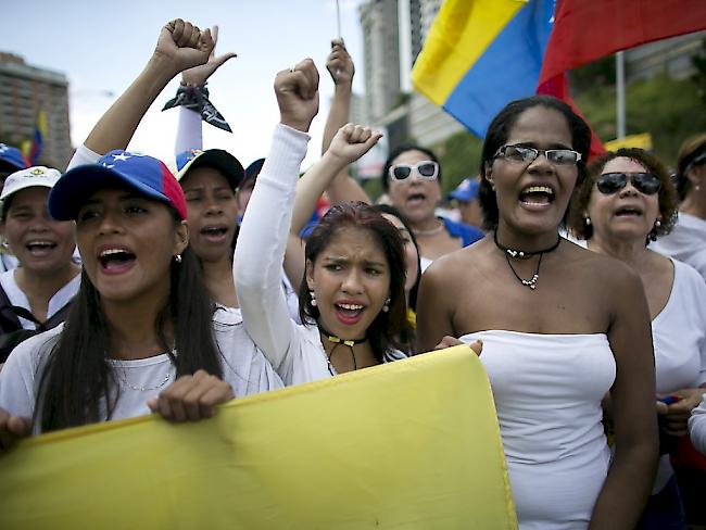 Frauen in Weiss demonstrieren in Venezuelas Hauptstadt Caracas gegen Präsident Maduro.