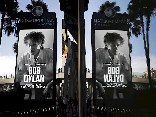 Ob US-Musiker und Literaturnobelpreisträger Bob Dylan Lob und Ehre geniesst, ist unklar - auf jeden Fall schweigt er weiterhin.