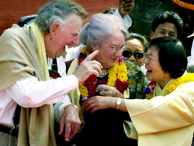 Die erste Frau, Junko Tabei (r), und der erste Mann, Edmund Hillary (l), auf dem Mount Everest bei einem Treffen in Katmandu (Archiv)