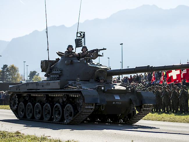 Zu den Höhepunkten der Armeeschau in Thun zählten die beiden Défilés mit über 100 Panzern.