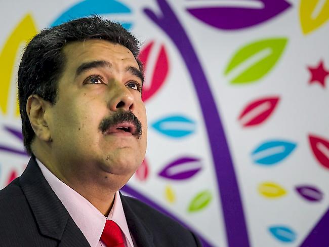 Ob die Rettung von oben kommt? - Der venezolanische Präsident Nicolás Maduro kämpft mit allen Tricks gegen seine Absetzung. Obwohl sein Land über die grössten Ölreserven der Welt verfügt, hat er es in den wirtschaftlichen Morast geritten.