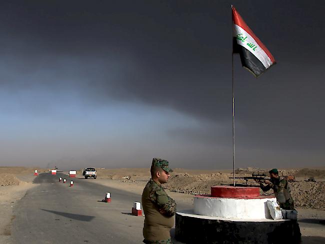 Irakische Regierungssoldaten halten Stellung bei einer Strassensperre unweit der IS-Hochburg Mossul. Fällt die Stadt im Irak, hat die Terrormiliz nur noch die syrische Metropole Raka unter ihrer Kontrolle.