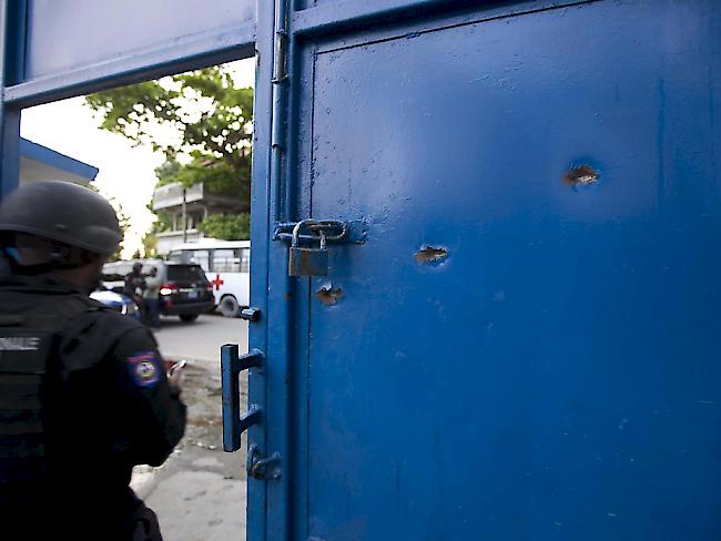Einschusslöcher beim Eingang: Eine unverschlossene Tür machte offenbar den Massenausbruch aus einem Gefängnis in Haiti möglich.