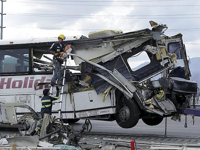 Das Wrack des zerstörten Reisebusses auf der Autobahn bei Palm Springs im US-Bundesstaat Kalifornien. 13 Menschen überlebten den Unfall nicht.