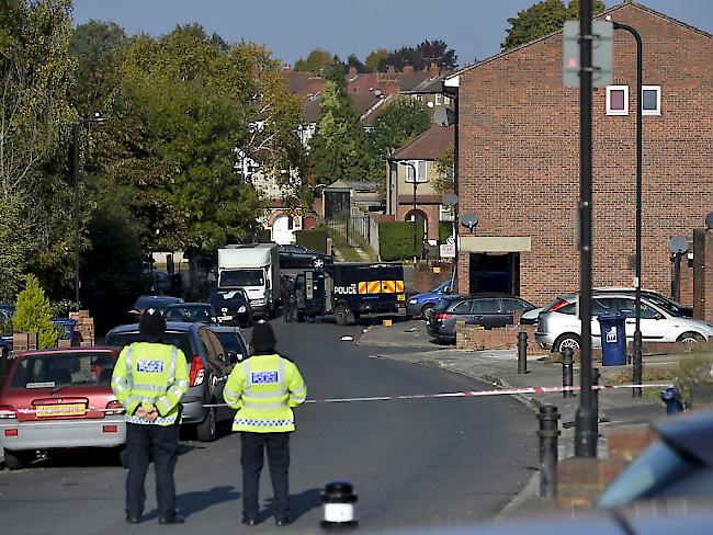 In einem Haus im Vorort Northolt hat die Londoner Polizei einen Mann festgenommen, der sich dort drei Tage lang verschanzt hatte.