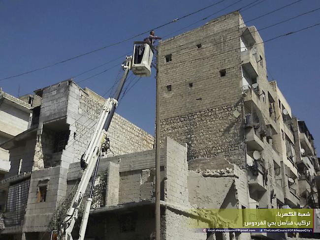 Nach Luftangriffen auf Aleppo reparieren syrische Arbeiter Elektrizitätskabel. (Archiv)