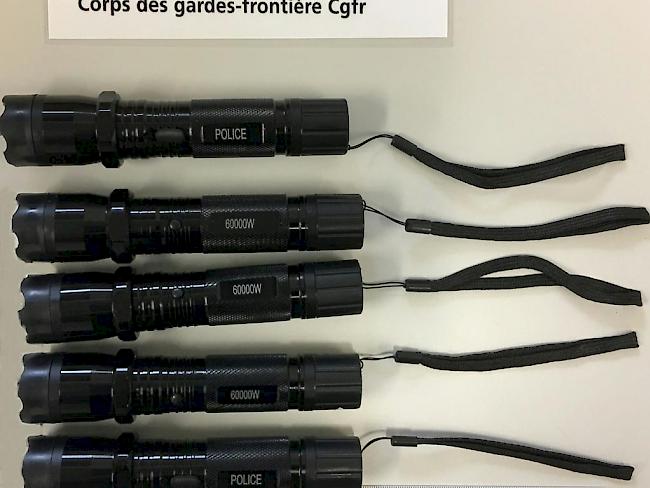 Die Grenzwächter stellten diese als Taschenlampen getarnten Elektroschocker sicher. Ein Jugendlicher führte sie in seinem Gepäck im Zug mit.