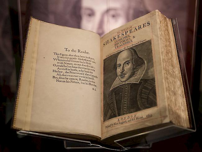 Eine Kopie des "First Folio" von William Shakespeare in einem Schaukasten bei Sotheby