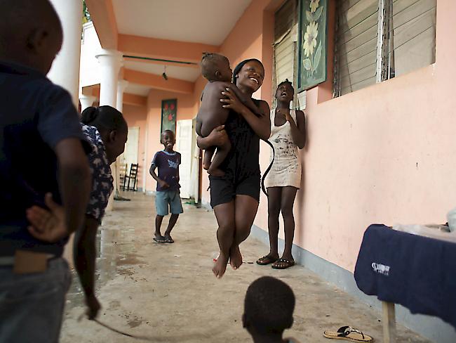 Spiel und Spass vor einer Notunterkunft in Haiti: Nach dem Hurrikan droht dem Land eine neue Cholera-Epidemie - die UNO sammelt Geld für die Opfer der Krankheit. (Archivbild)
